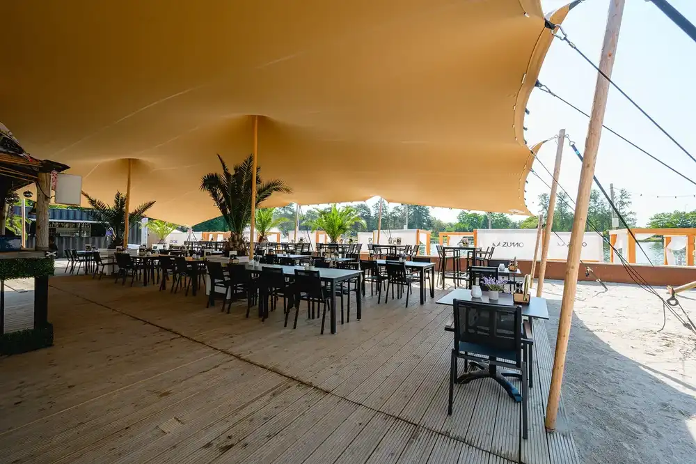 Terasă premium acoperită cu stretch tent