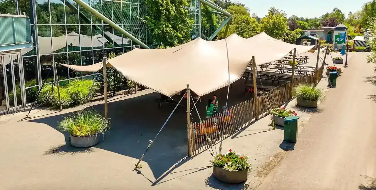 Cort stretch premium într-o locație de eveniment exterior